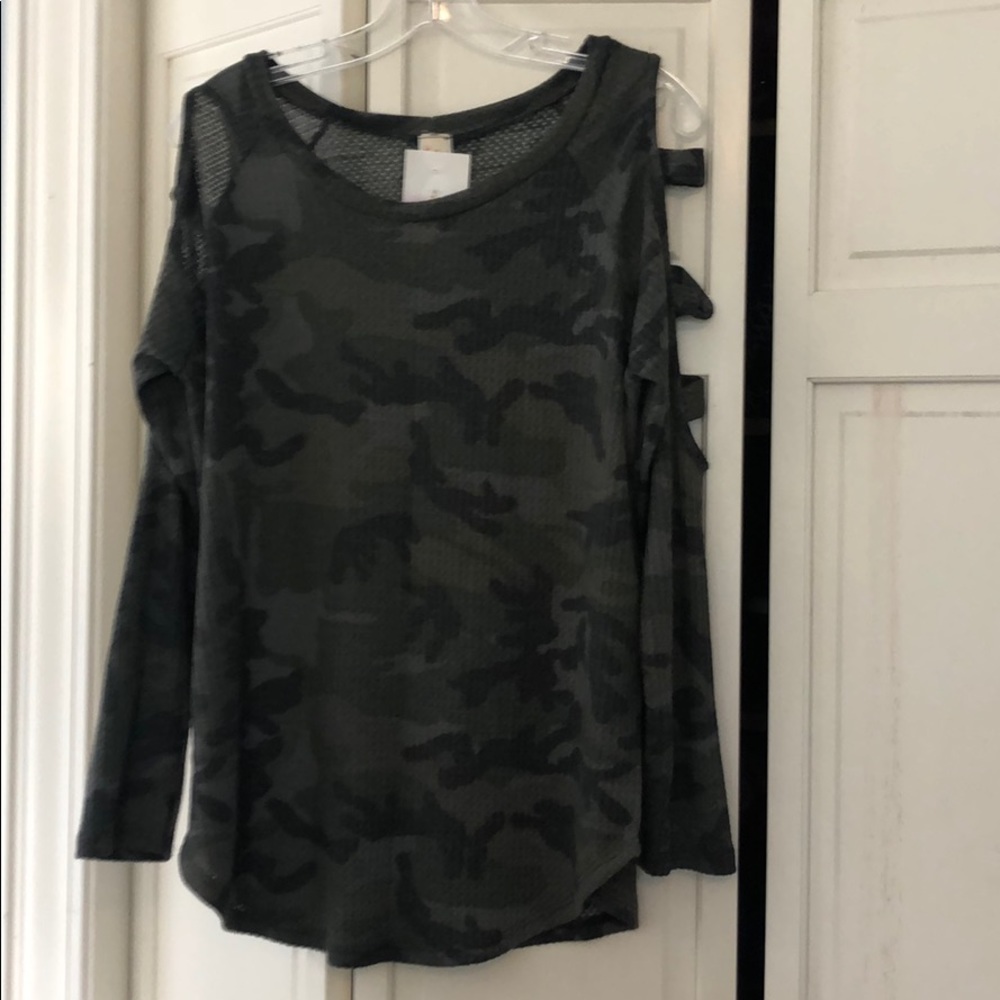 Long sleeved thermal with open upper sleeves